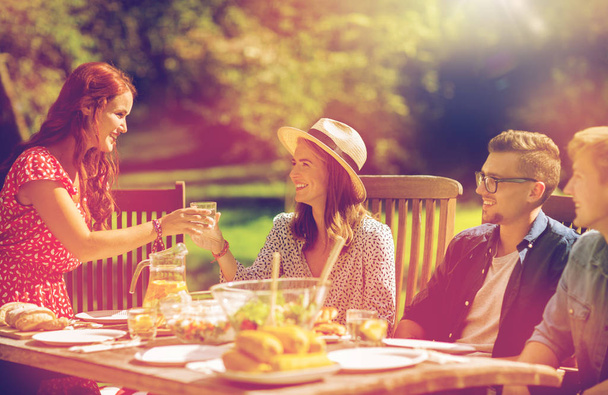 szczęśliwy przyjaciele obiad lato ogród party - Zdjęcie, obraz