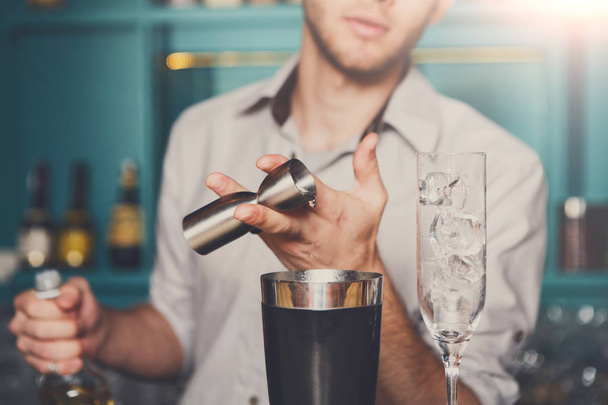 Barman verser du sirop dans du verre à mesurer
 - Photo, image