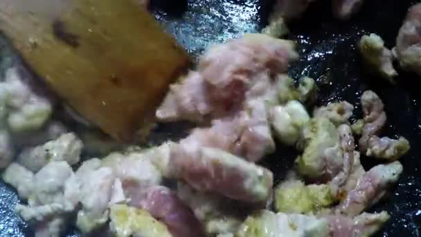 Κινεζική γουόκ, ψήνοντας κρέας χοιρινό - Πλάνα, βίντεο