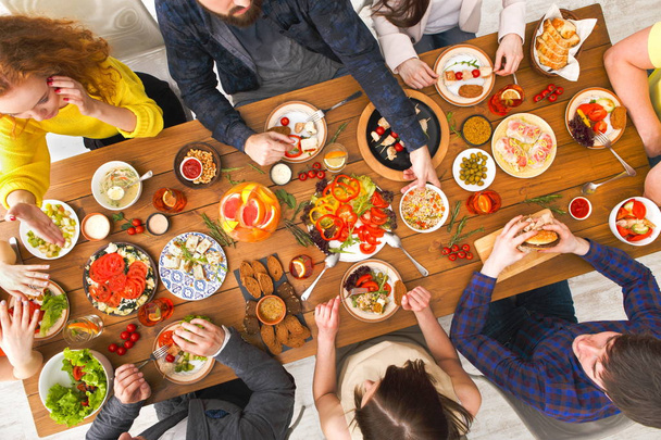 人が提供のテーブルのディナー パーティーで健康的な食事を食べる - 写真・画像