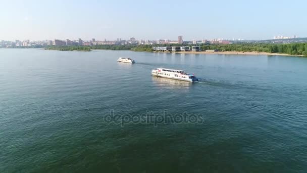Drone repülés alatt a hajók. Gyönyörű kilátás a magasból a folyón - Felvétel, videó