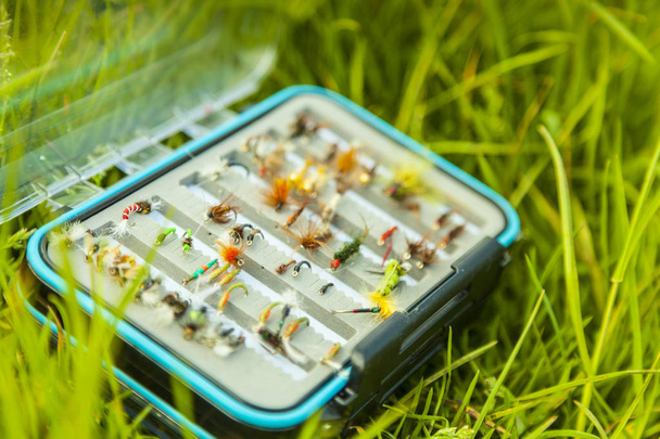 Une sélection de mouches utilisées pour attirer les poissons tels que la truite à la surface pour une collation savoureuse
.  - Photo, image
