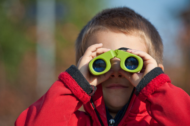 Portrait of a young boy with binoculars. Lateral view - Foto, Bild