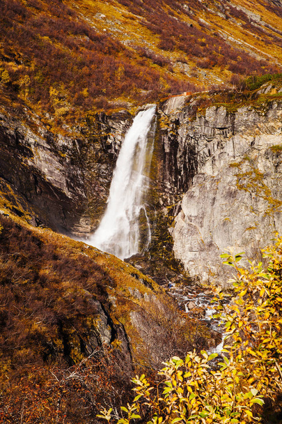 вид на водопад Булдрефелльсвеген, Гамле Стринельсвеген, Норвегия
 - Фото, изображение