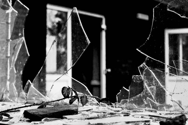 gebroken glas in een vervallen gebouw - Foto, afbeelding