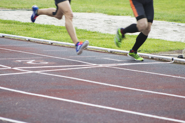 sportovní atletickou dráhu, běžci - Fotografie, Obrázek