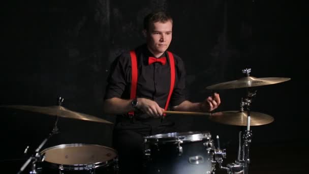 perkusista grający na bębnach - Materiał filmowy, wideo