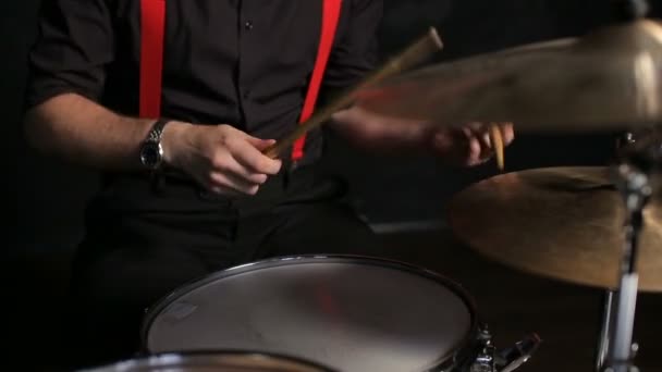 барабанщик играет на барабанах - Кадры, видео