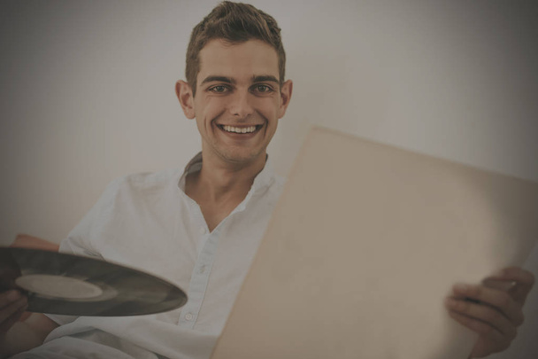 young man with the vintage vinyl  - Foto, afbeelding