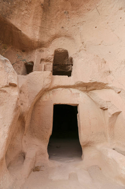 Église de la grotte dans la vallée de la Zelve, en Cappadoce
 - Photo, image