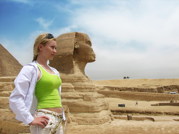 エジプト スフィンクス近くの女の子 - 写真・画像