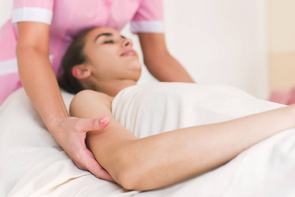 Meisje met een massage in een kuuroord - Foto, afbeelding