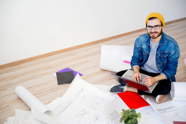 Freelancer architect working from home - Foto, Imagen
