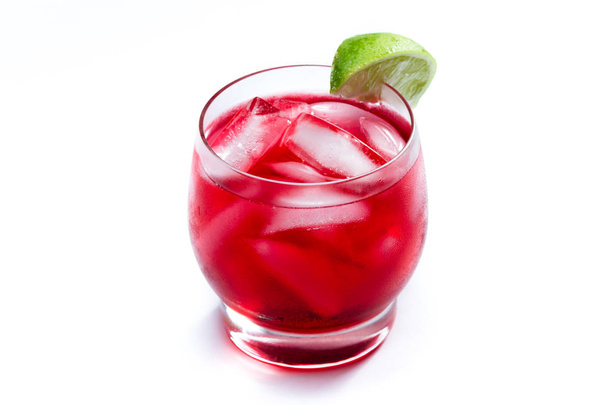 red cocktail with a lime  - Zdjęcie, obraz
