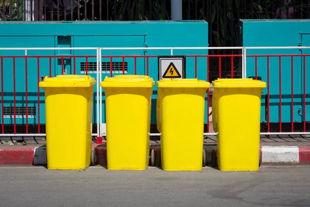 Žluté popelnice odpadky na ulici vedle chodníku - Fotografie, Obrázek