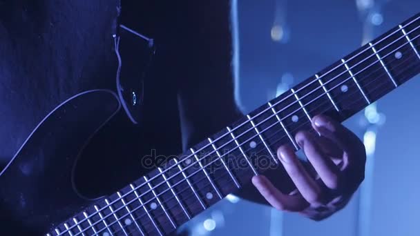Close up van gitarist speelt de elektrische gitaar op het podium. Prestaties videoclip rock, punk, heavy metalband. - Video