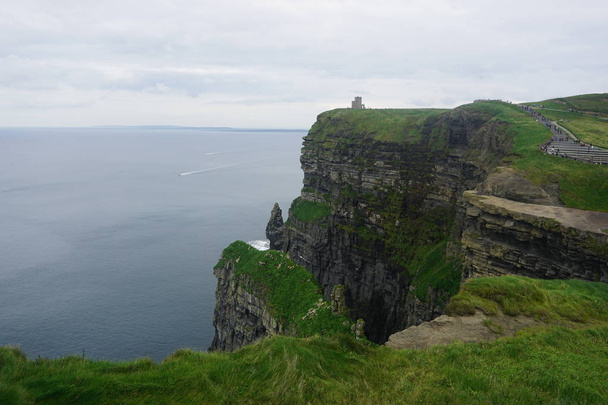 A borda dos penhascos de Moher, Irlanda
 - Foto, Imagem