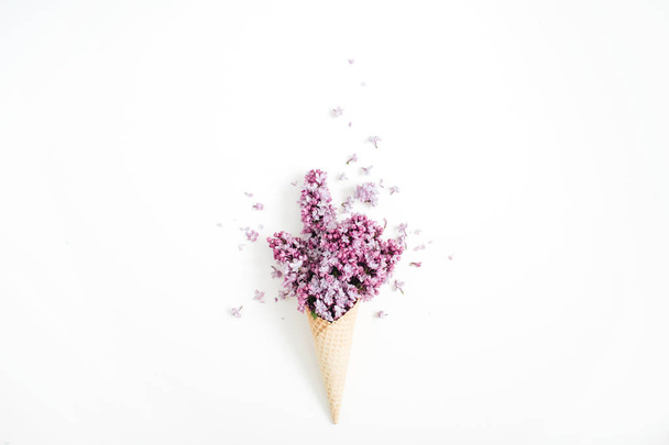Vaflový kornout s květy kytice - Fotografie, Obrázek