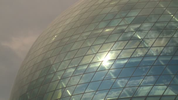 Edifício de vidro de esfera moderna e reflexos de luz solar no céu nublado
 - Filmagem, Vídeo