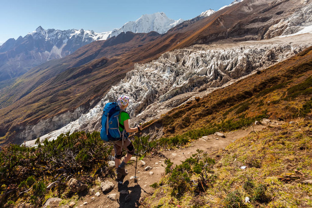 Hiker is climbig to Manaslu base camp in highlands of Himalayas  - Foto, afbeelding