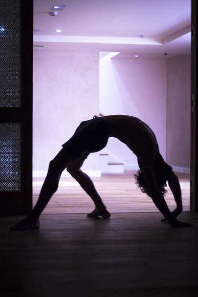 Profesora de Yoga backbend asana
 - Foto, imagen