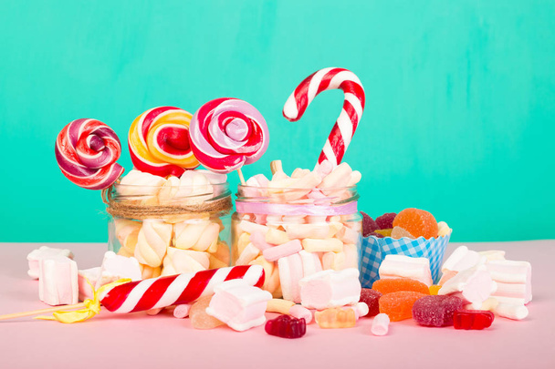 Marshmallows doces com pirulito
 - Foto, Imagem