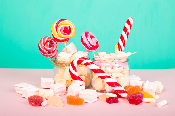 Zoete marshmallows met lolly - Foto, afbeelding