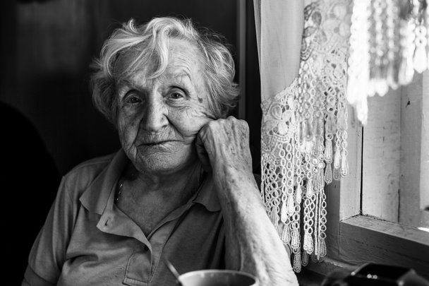 ältere Frau in ihrem Haus.  - Foto, Bild