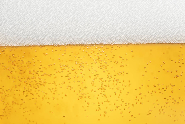Detailní záběr pivo s pěnou a bubliny - Fotografie, Obrázek