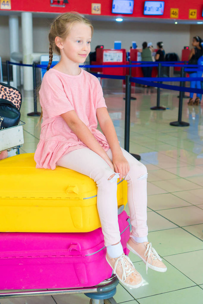 Schattig meisje met plezier in de luchthaven te wachten om in te stappen - Foto, afbeelding