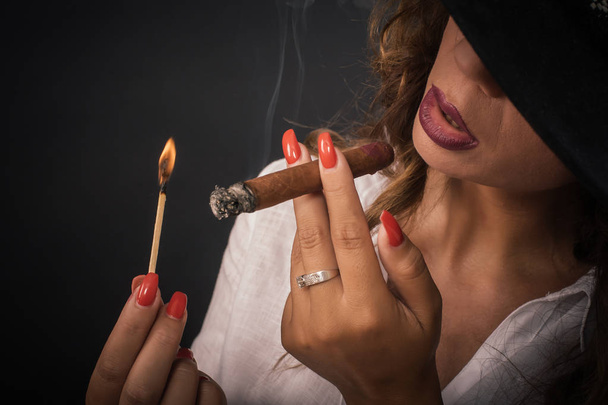 Portrait of sexy elegant lady woman with hat smoking cigar - Fotografie, Obrázek