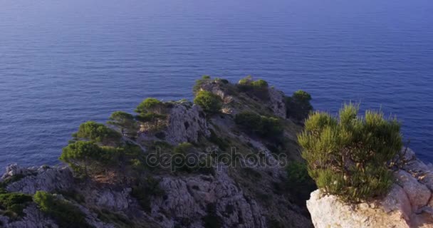 Meerpanorama des Meeres, im Vordergrund ein Stück zerklüfteter Felsen und Berge, aufgenommen in 4k Zeitlupe. - Filmmaterial, Video
