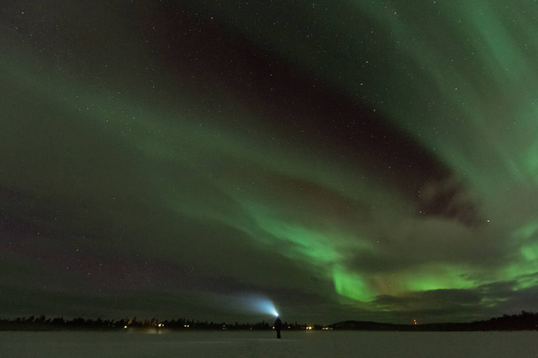 Colpo notturno di aurora boreale nel paese invernale ghiacciato
 - Foto, immagini