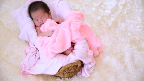 Neugeborenes schläft im Holzkorb. - Filmmaterial, Video