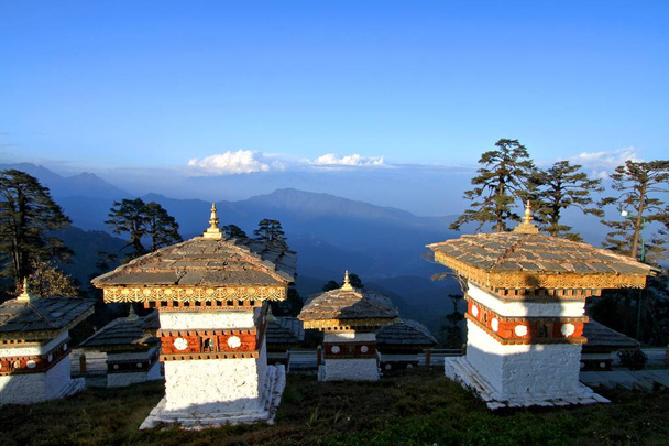 108 chortens (stupas) olduğunu Bhuta onuruna anma - Fotoğraf, Görsel