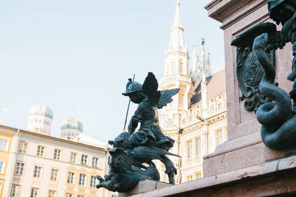 Мюнхен, 29 октября 2017 года: Памятник Ангелу-воину на площади Мариенплац
. - Фото, изображение