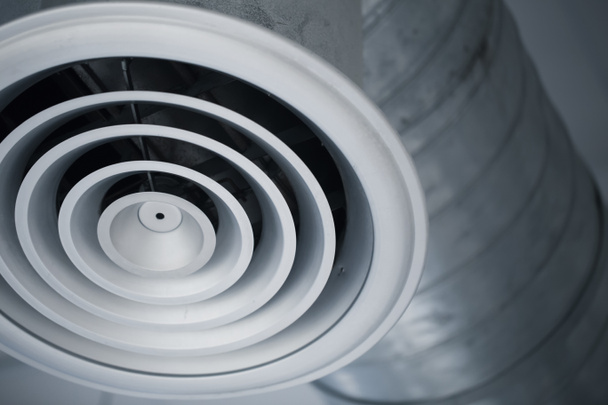 primer plano parrilla de orificio de aire del conducto de aire interior de los acondicionadores de aire de refrigeración
 - Foto, Imagen