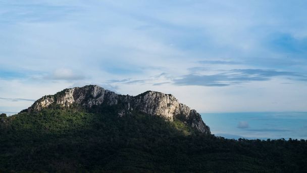 Cielo azul en el paisaje de montaña en Tailandia
 - Foto, imagen
