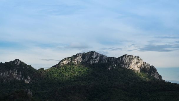 Cielo blu sul paesaggio montano in Thailandia
 - Foto, immagini