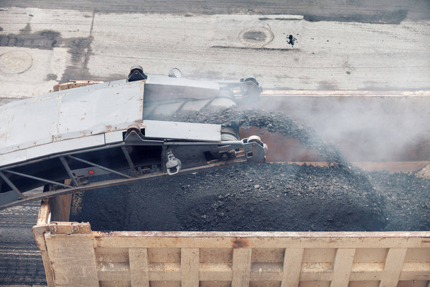 Straßenbauarbeiten. Maschine zum Entfernen von Asphalt belädt Pulverasphalt auf den LKW - Foto, Bild