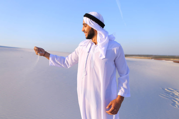 Πορτρέτο του ανθρώπου σε αμμώδη έρημο έναστρο καλοκαιρινό απόγευμα μουσουλμανικό - Φωτογραφία, εικόνα