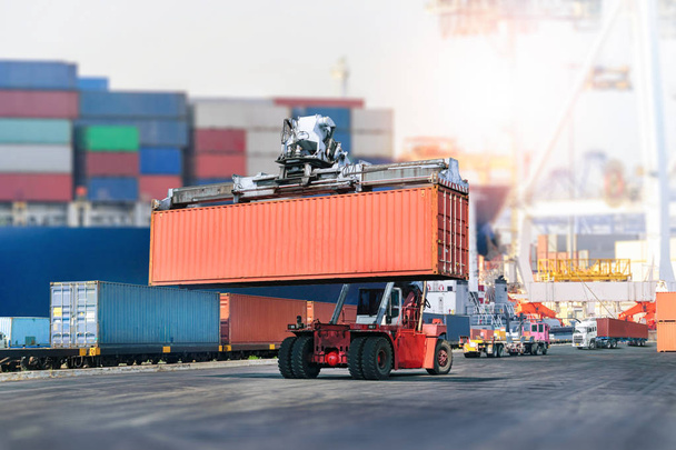 Logistik Import Export Hintergrund und Transportindustrie des Gabelstapler-Umschlags Containerverladung im Hafen - Foto, Bild