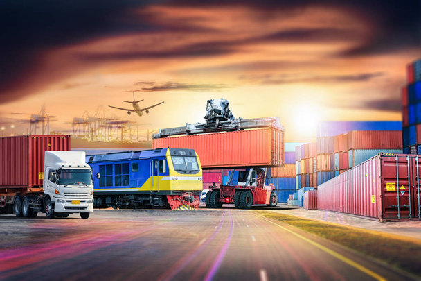 Import export zázemí a dopravní logistice nákladní kontejner nákladní lodi a nákladní vlak do přístavu - Fotografie, Obrázek