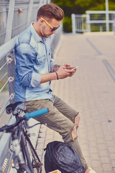 Cyklista pomocí smartphonu  - Fotografie, Obrázek