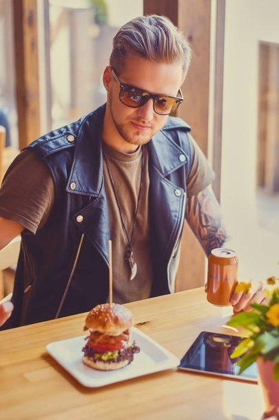 Hipster comer um hambúrguer vegan
 - Foto, Imagem