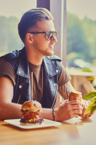 Hipster eating a vegan burger - Zdjęcie, obraz