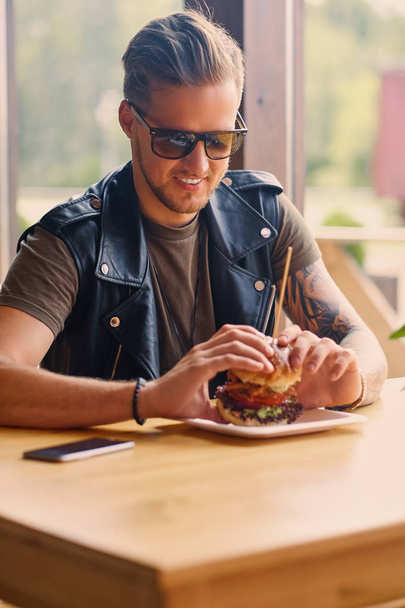 Hipster manger un hamburger végétalien
 - Photo, image