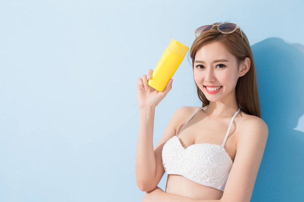 woman holding  sunscreen  - Фото, изображение