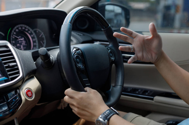 personas conducen viaje en coche viaje por carretera, mano hombre sosteniendo el control
 - Foto, imagen