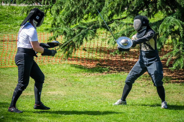 Két férfi vagy harcol a kardok - Fotó, kép
